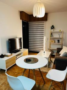福斯特拉Finisterre Fisterra apartamento en la playa的客厅配有白色的桌子和椅子