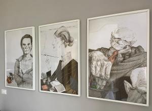 卡波利韦里Chez Nous的墙上男女画三幅画