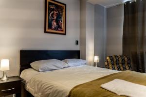 瓦拉斯Jacky's Home Bolognesi的一间卧室配有一张大床和一把椅子