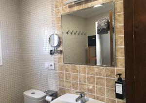 普拉多德尔雷Casa Rural Relax & Nature的一间带水槽、镜子和卫生间的浴室