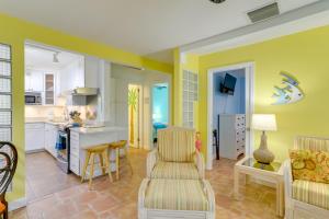 圣彼得堡Colorful Gulfport Home Walk to the Art District!的厨房设有黄色的墙壁和桌椅