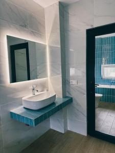 格里戈莱蒂LIMANI的白色的浴室设有水槽和镜子
