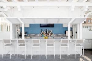 洛杉矶百叶窗海滩酒店的白色的厨房,设有酒吧及白色凳子