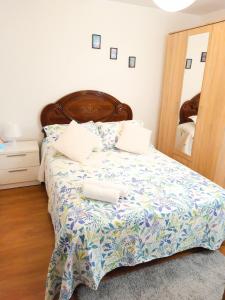 苏安塞斯HABITACIONES PRIVADAS - CASA RURAL - Baño compartido con los anfitriones的卧室里一张带两条毛巾的床