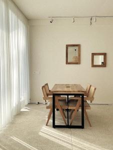 格里戈莱蒂LIMANI的一张桌子,房间内设有两张木椅和窗户