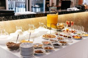 埃塞萨卡宁中环广场酒店的餐桌上的自助食品和饮料