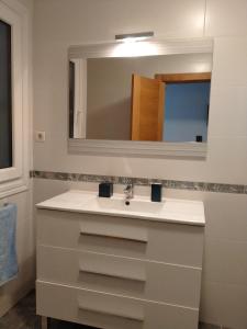 雷凯蒂奥Apartamento Lekeitio, Garaje y WIFI的一间带水槽和镜子的浴室