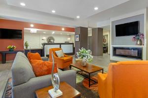 圣安东尼奥Best Western Plus Downtown North的客厅配有橙色家具和壁炉