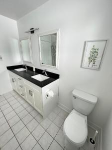 巴里Letitia Heights !C Quiet and Modern Private Bedroom with Shared Bathroom的白色的浴室设有卫生间和水槽。