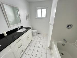 巴里Letitia Heights !C Quiet and Modern Private Bedroom with Shared Bathroom的白色的浴室设有水槽和卫生间。