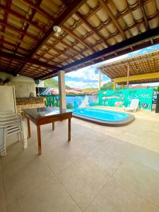 卡宁德圣弗朗西斯科Casa Condomínio Beira Rio的一个带桌椅的庭院和一个游泳池