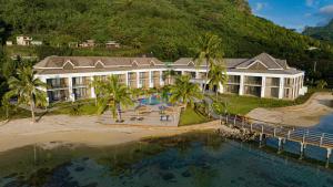 PaopaoCook's Bay Hotel & Suites的海滩上的度假村的空中景致
