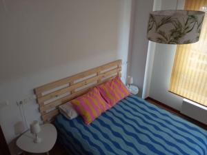 阿维莱斯Bonito Apartamento en Aviles的一间卧室配有一张带木制床头板的床
