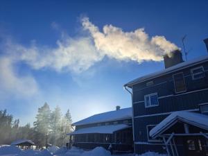 库萨莫Northernlight guesthouse的烟 ⁇ 从雪地中冒出来