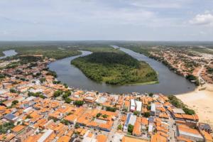 巴雷里尼亚斯Pousada La Duna Lençóis Maranhenses的城市和河流的空中景观