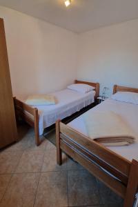 普特尼科维奇Apartments by the sea Zuronja, Peljesac - 13202的一间客房内配有两张床的房间