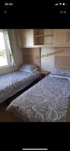 Lodge for Hire客房内的一张或多张床位