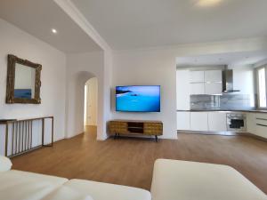 奥尔比亚Attico Vespucci Luxury Penthouse的客厅设有壁挂式平面电视。