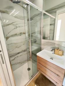 奥尔比亚Attico Vespucci Luxury Penthouse的带淋浴和盥洗盆的浴室