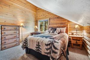 Cabin on Gibbonsville Road的小木屋内一间卧室,配有一张床