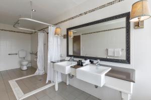 Gocup尼波山林小屋的一间带两个盥洗盆和大镜子的浴室