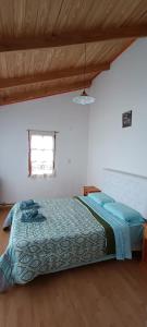 埃尔卡拉法特Patagonia Salvaje Hostel的一间带床的卧室,位于带窗户的房间内