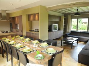 MarloieComfortable Holiday Home in Marche-en-Famenne with Terrace的用餐室以及带桌椅的起居室。