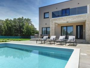 普拉Modern villa swimming pool , outdoor kitchen and fenced garden的房屋前的游泳池