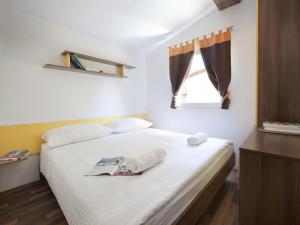 密德维亚Modern chalet with two bathrooms, 9 km south of Opatija的卧室配有白色的床和窗户
