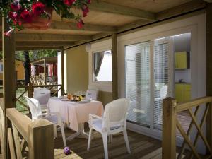 密德维亚Modern chalet with two bathrooms, 9 km south of Opatija的一间带桌子和白色椅子的用餐室