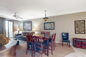 德斯坦Emerald Grande W621的客厅设有餐桌和椅子