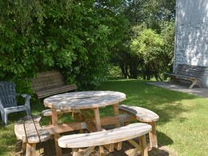 库万Nice g te with private garden in Br ly de Pesche的公园里的木餐桌和长椅