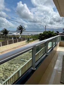 图托亚Pousada Mar & Sol的享有海滩美景的阳台