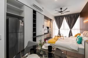 吉隆坡NEW # Midvalley MILLERZ SQUARE KL KLCC - Netflix n WIFI by GOMAIN的客房设有一张床和带冰箱的厨房