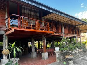 Yên Bình弗林家庭民宿的带阳台和桌椅的建筑