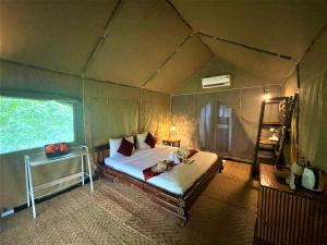 考索Khaosok Boutique Hideaway - Cliff Tent的帐篷内一间卧室,配有一张床