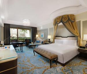 成都成都环球中心天堂洲际大饭店的一间卧室设有一张床和一间客厅。