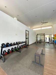 SengkuangMonde Residence H12 Batam Centre的一个带长凳和一系列设备的健身房