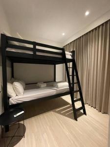 SengkuangMonde Residence H12 Batam Centre的一间卧室配有两张双层床。