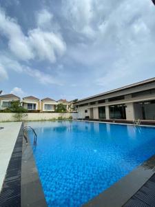 SengkuangMonde Residence H12 Batam Centre的大楼前的大型蓝色游泳池