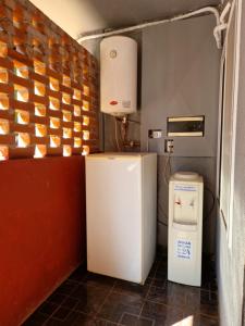 伊瓜苏港Pacurí Hotel的客房配有冰箱和热水器