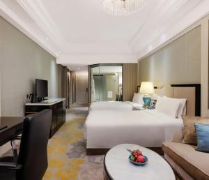 成都成都环球中心天堂洲际大饭店的酒店客房设有一张大床和一张沙发。
