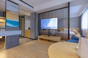 温州途客中国酒店（温州汽车南站店）的酒店客房设有电视和客厅。
