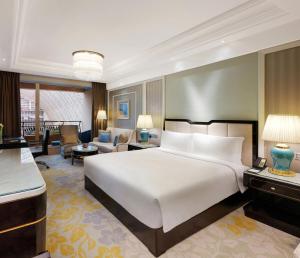 成都成都环球中心天堂洲际大饭店的一间带大床的卧室和一间客厅