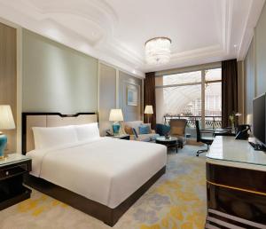 成都成都环球中心天堂洲际大饭店的一间带白色床的卧室和一间客厅