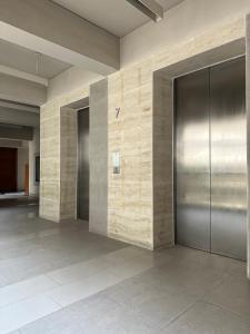 达卡GreyRooms的大楼里一个设有电梯的空大厅