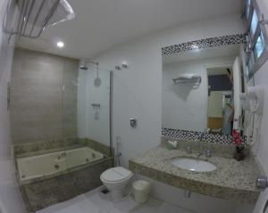 里约热内卢佩美酒店（仅限成人）的带浴缸、卫生间和盥洗盆的浴室