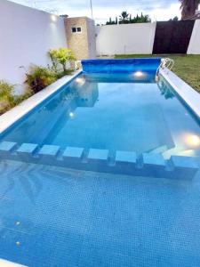 Los LimonesCasa con alberca climatizada en Cuautla Morelos的蓝色海水大型游泳池