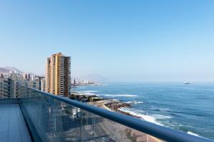 安托法加斯塔Wyndham Garden Antofagasta Pettra的从大楼的阳台上可欣赏到海景