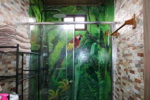 圣卡洛斯Casa Cabaña En San Carlos Panamá的浴室设有淋浴,并画有鹦鹉画